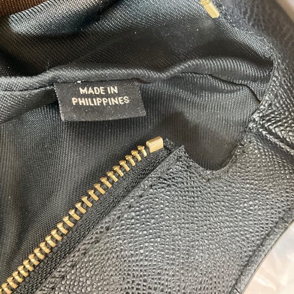 Says Coach, Black Tote; golden hardware; zipper closure.  8-B5a - Picture 9 of 9